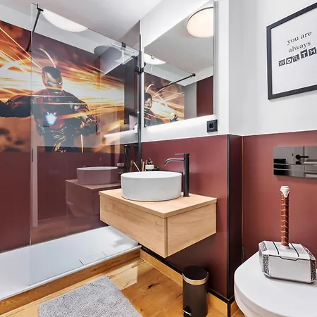 Edler Wohnraum Superhelden-studio Mit Heimkino, Balkon, Boxspringbett, Siemens-kaffeevollautomat, Lift, Parkplatz & Wlan 364 Mbps *